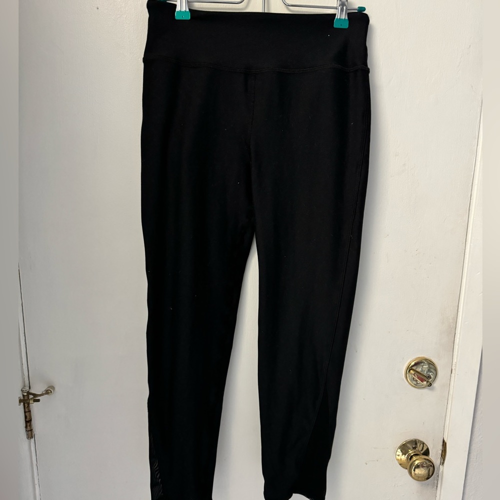 Leggings with mesh cutouts near ankles